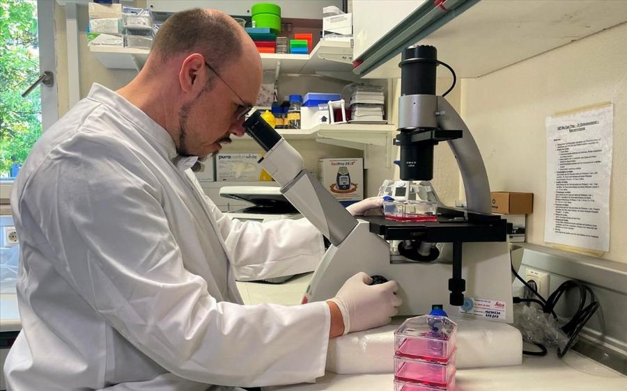 ΔΙΟΡΘΩΣΗ: Παραπλανητικές αναφορές για προσχεδιασμό των εξάρσεων μολυσματικών νόσων