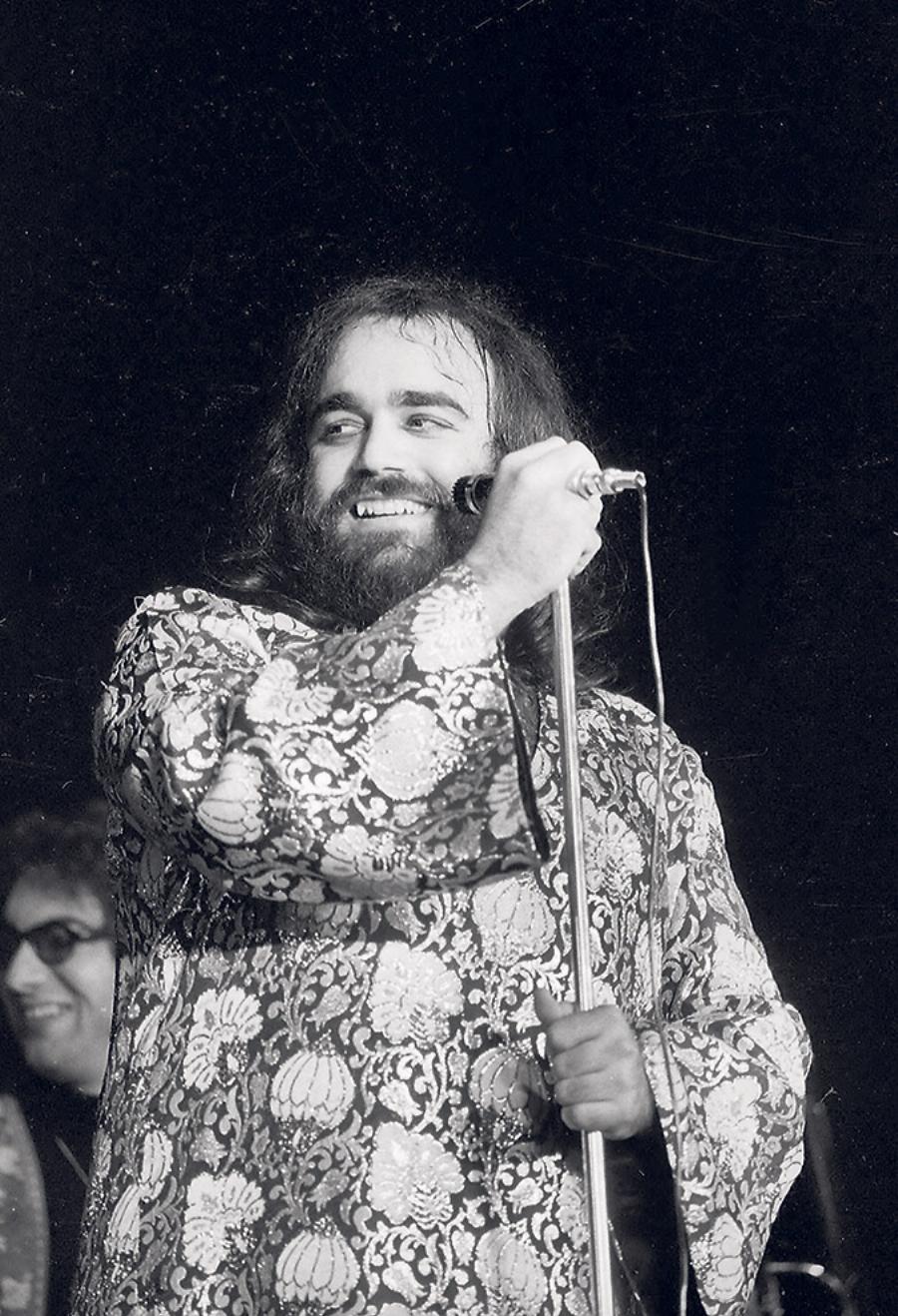 Ντέμης Ρούσσος: Η παγκόσμια καριέρα, οι δύο γάμοι, οι 5 γυναίκες, ο παραμυθένιος πύργος, η βαριά αρρώστια και το τέλος στο νοσοκομείο