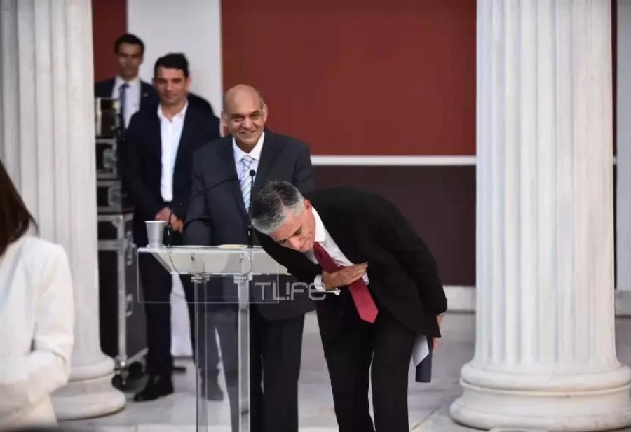 Νίκος Ευαγγελάτος: Η θερμή υπόκλιση του τζέντλεμαν δημοσιογράφου στην Κατερίνα Σακελλαροπούλου που τον βράβευσε για το δημοσιογραφικό του έργο