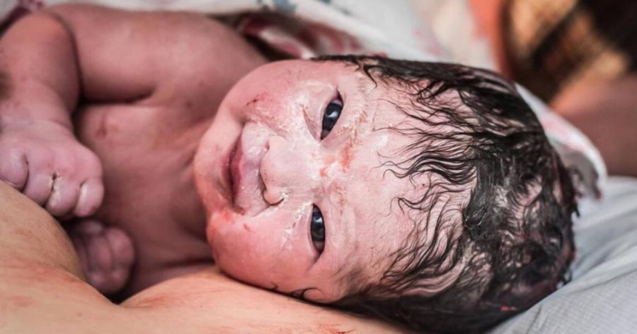 Μωρό γεννήθηκε γεμάτο μαλλιά και με μεγάλο χαμόγελο και οι φωτογραφίες του κάνουν το γύρο του διαδικτύου