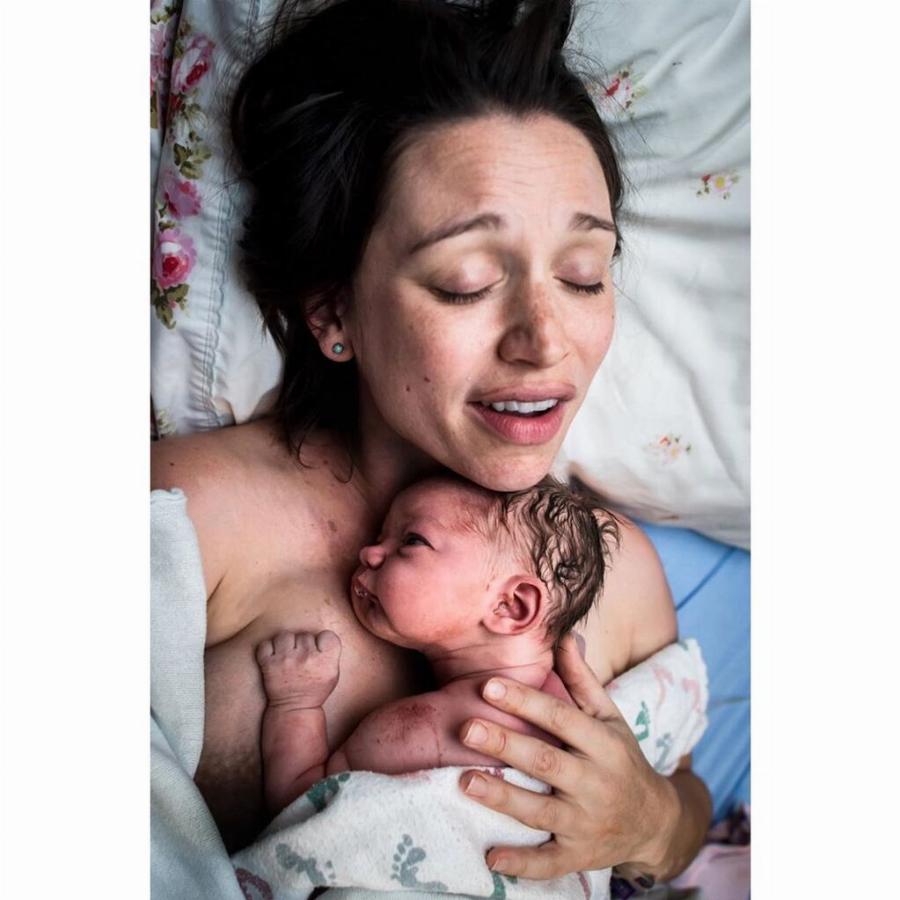 Μωρό γεννήθηκε γεμάτο μαλλιά και με μεγάλο χαμόγελο και οι φωτογραφίες του κάνουν το γύρο του διαδικτύου