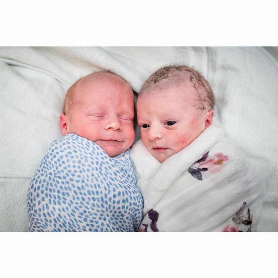 Μωρό γεννήθηκε γεμάτο μαλλιά και με μεγάλο χαμόγελο και οι φωτογραφίες του κάνουν το γύρο του διαδικτύου