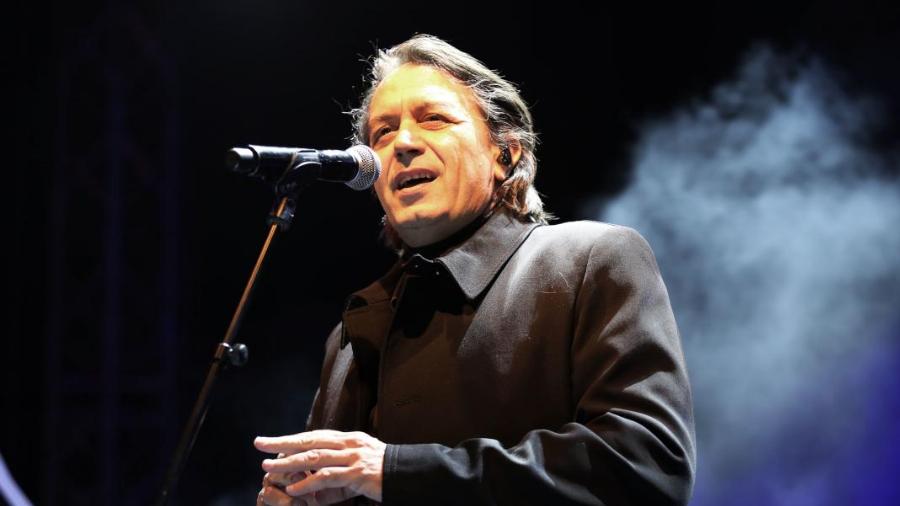 Γιάννης Κότσιρας: Η βελούδινη φωνή, οι μεγάλες συνεργασίες, ο μυστικός γάμος, τα 2 παιδιά και η απώλεια που του τσάκισε τη ζωή