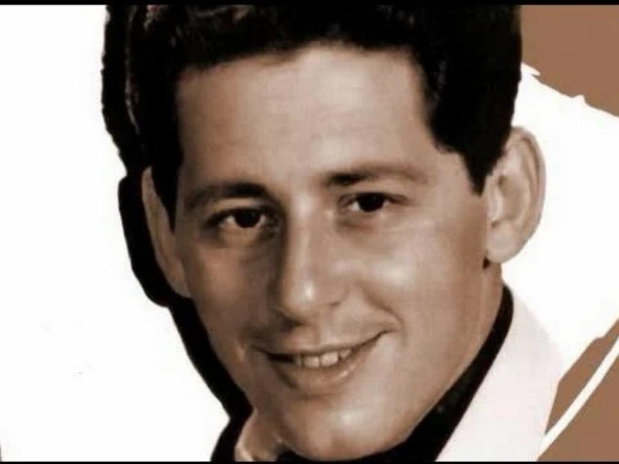 Γιάννης Βογιατζής: Ο τραγουδιστής των ανακτόρων, τα φτωχικά χρόνια στην κατοχή, η εγχείρηση για πολύποδες και ο γάμος εξαιτίας της Μενεγάκη