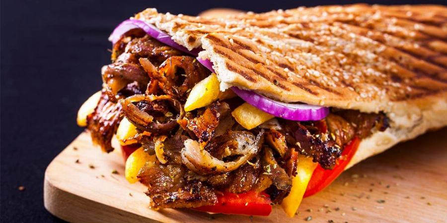 Περιστατικό στην Θεσσαλονίκη: Ανήλικη άρπαξε σάντουιτς από ψητοπωλείο και έφαγε ξύλο από τον ιδιοκτήτη