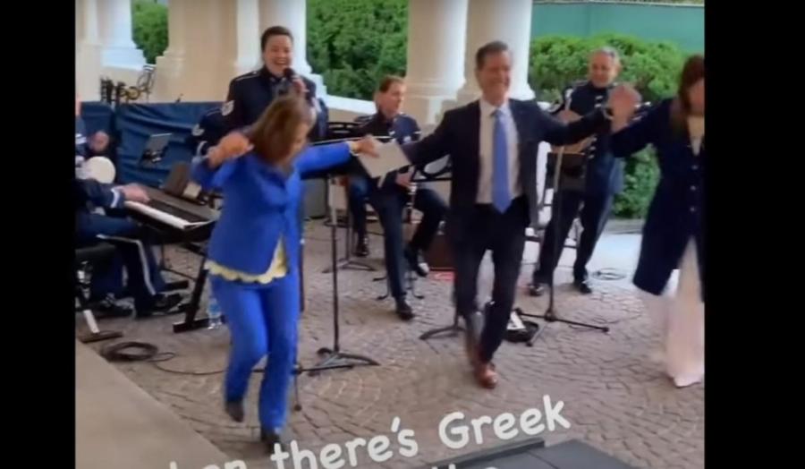Χορός του Μητσοτάκη και Μπάιντεν: Με «Νινανάι γιάβρουμ» και «Πέρα στους πέρα κάμπους» μεράκλωσαν στο Λευκό Οίκο