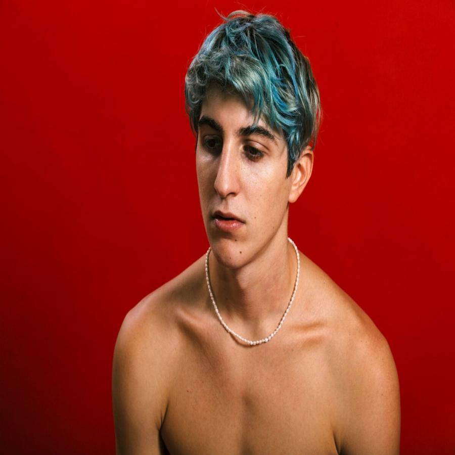 «Θα μου πουν έχεις μπλε μαλλιά άρα είσαι γκέι»: Καταπέλτης ο γιος της Σοφίας Αλιμπέρτη και του Γιάννη Πάριου