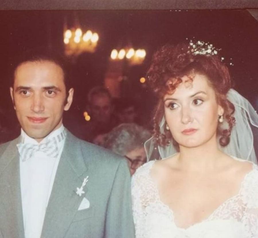 Χάρης Ρηγόπουλος: Ο «Τρελαντώνης» και η «Κανέλα», τα 26 χρόνια γάμου, η ευτυχισμένη ζωή και η σπάνια εικόνα από τον γάμο