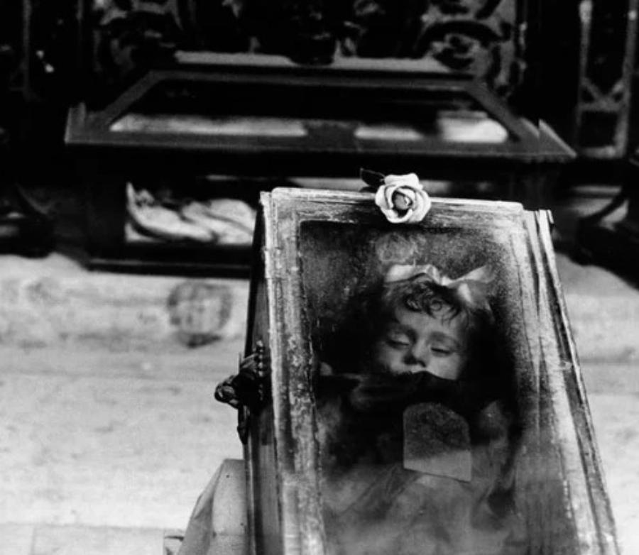 «Η Ωραία Κοιμωμένη της Σικελίας»: Η ιστορία της μικρής Ροζαλίας που ο πατέρας της την κράτησε στην αιωνιότητα