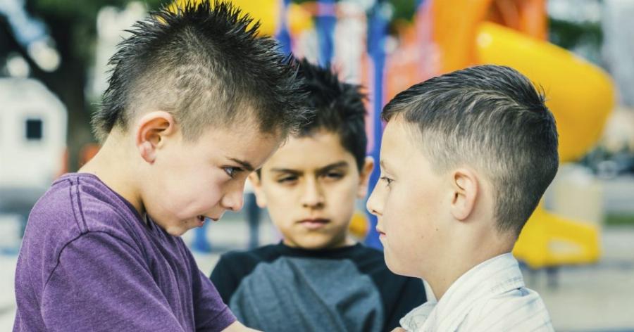 «Φίλε» γονιέ, που στρώνεις το δρόμο για το νταή γιο σου