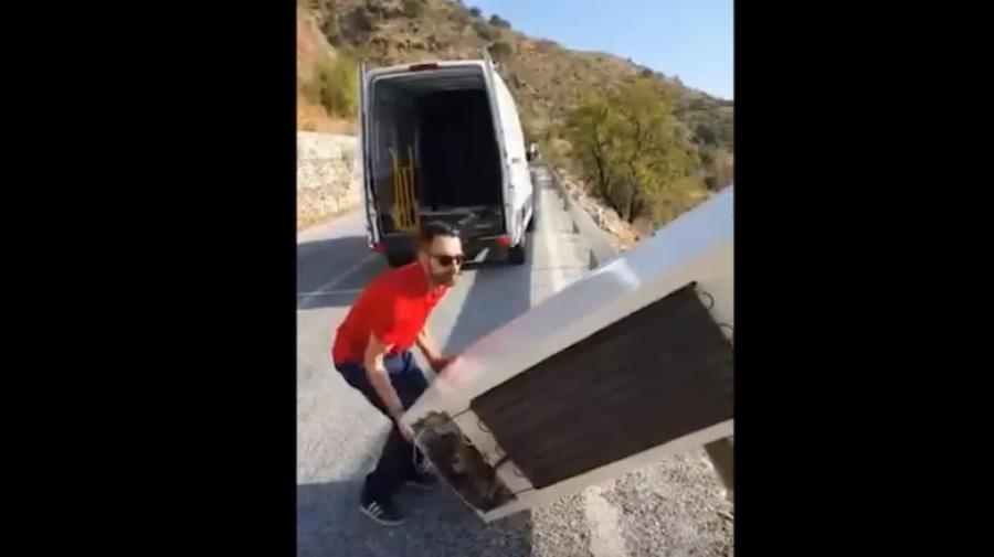 Θεία δίκη: Άντρας πέταξε ένα ψυγείο στο γκρεμό κι η αστυνομία τον ανάγκασε να το ανεβάσει πάλι πίσω