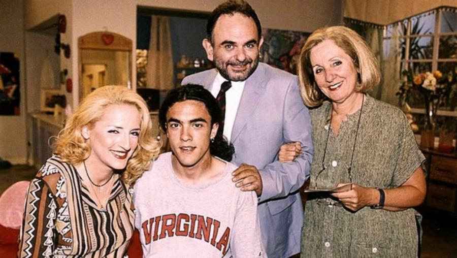 Κάρμεν Ρουγγέρη: Οι παιδικές αναμνήσεις σε μοναστήρι, η δουλειά ως αεροσυνοδός, η καρμική γνωριμία με τον σύζυγο και ο ρόλος που αγάπησε