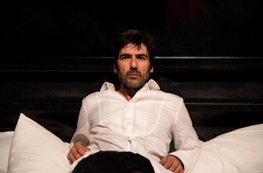 Αντώνης Καρυστινός: Ο Τζορτζ Κλούνεϊ της Ελλάδας, η ενασχόληση με τη γραφιστική και η υποκριτική στα 26