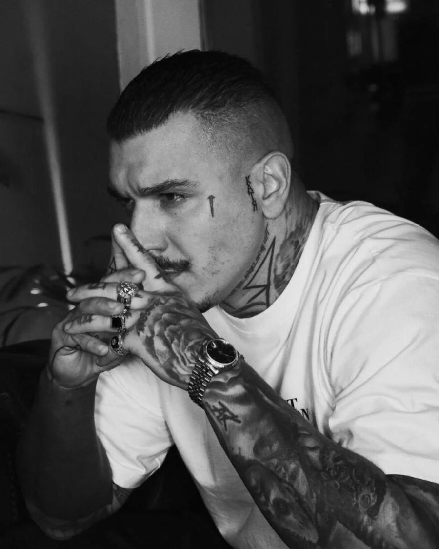 Ο πρώην της Κάτιας Ταραμπάνκο την έσβησε ήδη και κάλυψε κιόλας με άλλο τατουάζ το όνομά της στο πρόσωπό του