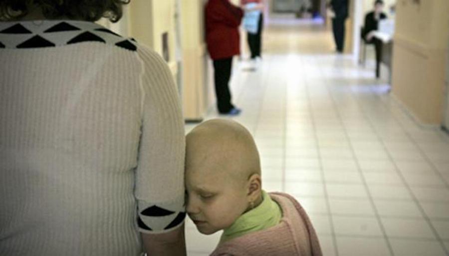 Ενός λεπτού σιγή για την μάνα που κοιμάται στον καναπέ της ογκολογικης μονάδας