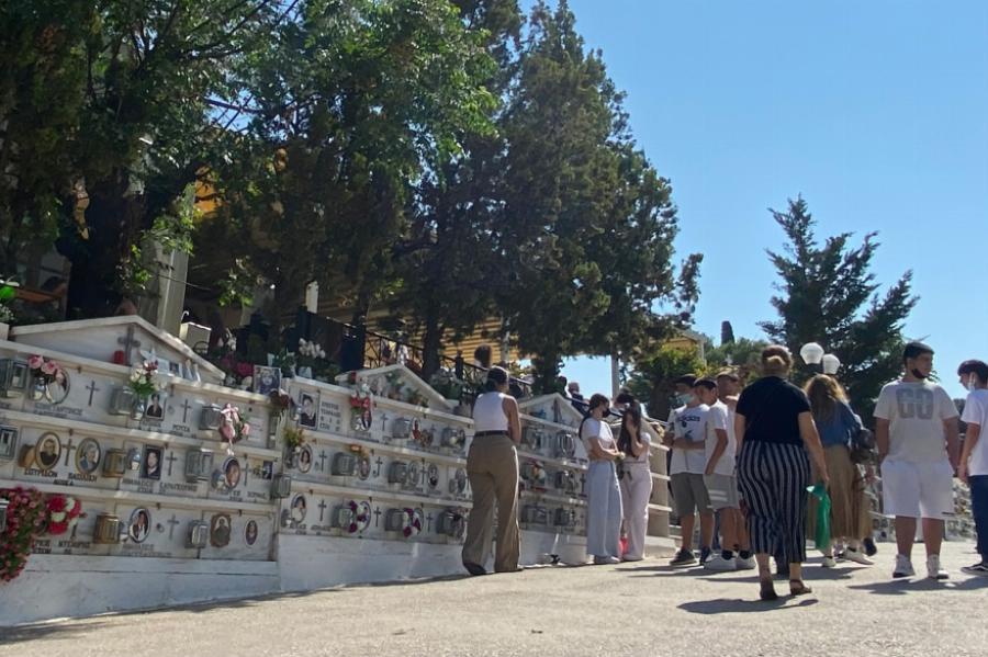 “Μάκη ζεις”: Αυτή την ώρα η κηδεία του 14χρονου – Tον αποχαιρέτησαν με λευκές μπλούζες και τριαντάφυλλα