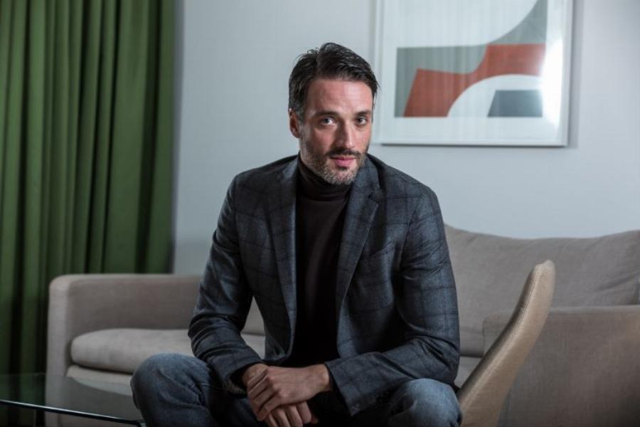 Ανδρέας Κωνσταντίνου: Τα εφηβικά χρόνια, ο κοινωνικός λειτουργός που έγινε ηθοποιός και η συμμετοχή στις Άγριες Μέλισσες