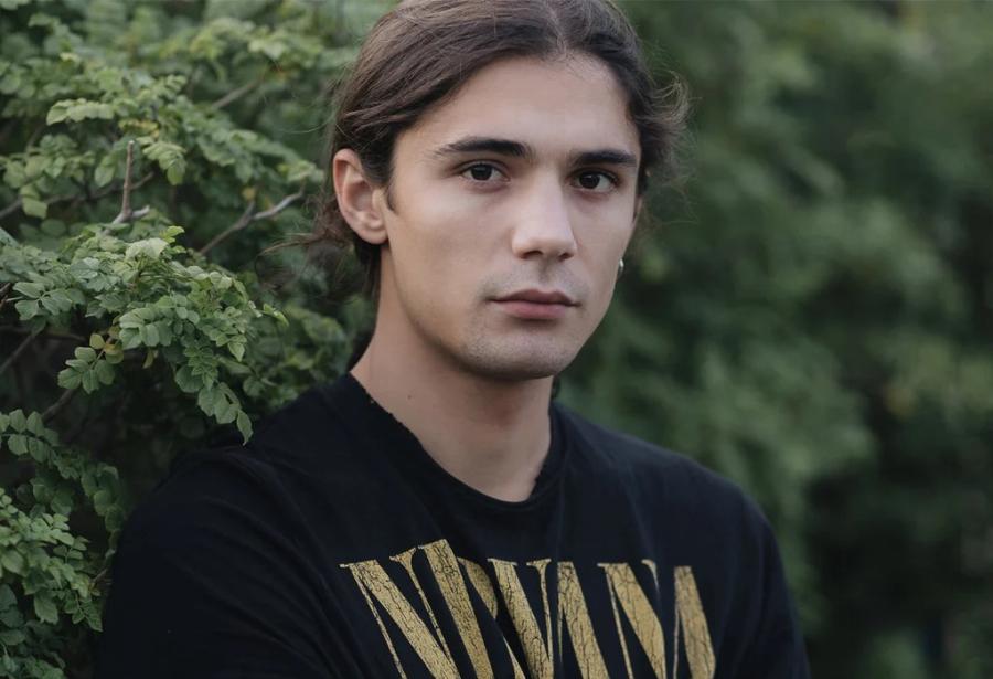 Κώστας Νικούλι: Η επιτυχία του «Πέτρου» στον «Σασμό», τα πρώτα βήματα, το βραβείο, η καταγωγή από την Αλβανία και ο έρωτας