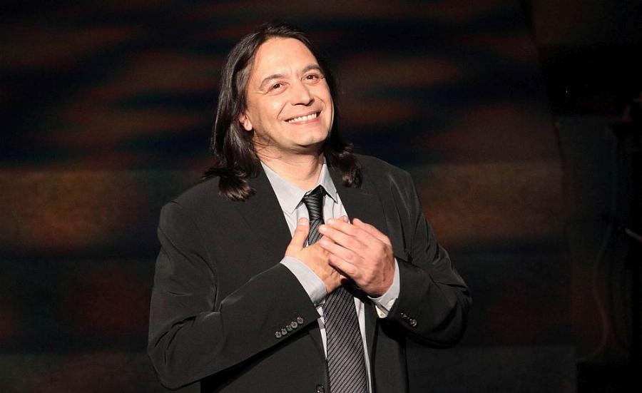 Γιάννης Κότσιρας: Η βελούδινη φωνή, οι μεγάλες συνεργασίες, ο μυστικός γάμος, τα 2 παιδιά και η απώλεια που του τσάκισε τη ζωή