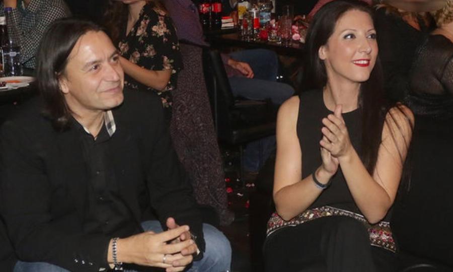 Γιάννης Κότσιρας: Η βελούδινη φωνή, οι μεγάλες συνεργασίες, ο μυστικός γάμος, τα 2 παιδιά και η απώλεια που του τσάκισε τη ζωή