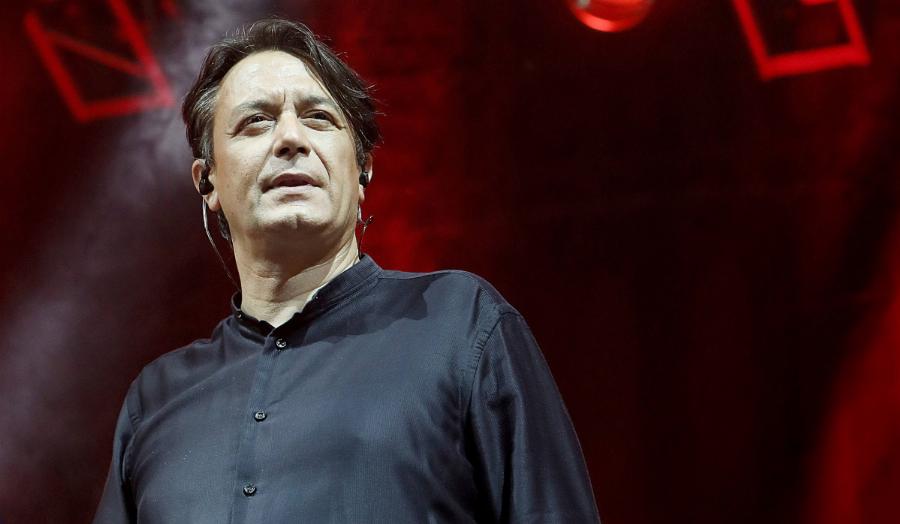 Γιάννης Κότσιρας: Η βελούδινη φωνή, οι μεγάλες συνεργασίες, ο μυστικός γάμος, τα 2 παιδιά και η απώλεια που του τσάκισε τη ζωή