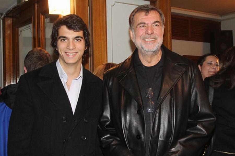Λάκης Κομνηνός: Ο μικρότερος γιος του, Δημήτρης, έγινε 27 – Πήρε την γοητεία και την ομορφιά του πατέρα του