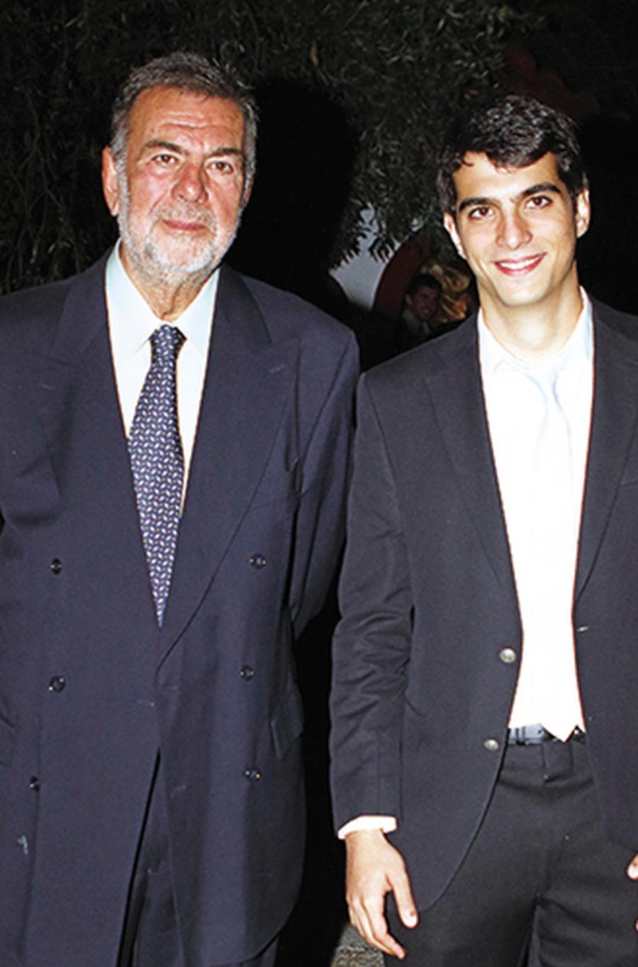 Λάκης Κομνηνός: Ο μικρότερος γιος του, Δημήτρης, έγινε 27 – Πήρε την γοητεία και την ομορφιά του πατέρα του