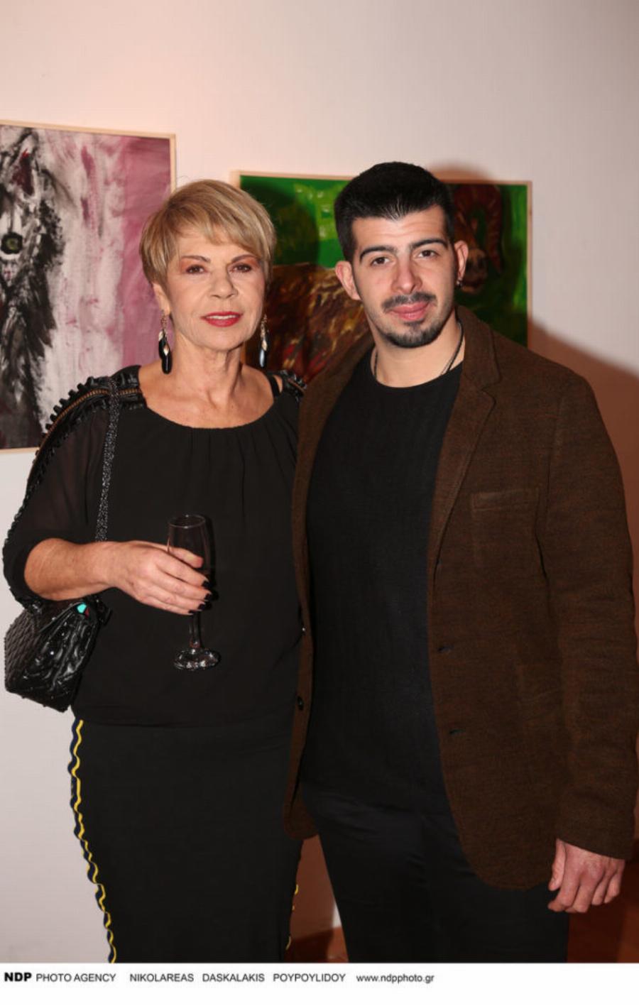 Λάκης Παπαδοπούλος: Ο Λάκης με τα ψηλά ρεβέρ, η μεγάλη καριέρα στη δισκογραφία, ο 23χρονος ζωγράφος γιος και το σημάδι στο πρόσωπο