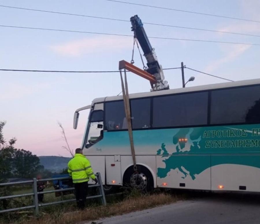 Ατύχημα στα Ιωάννινα: Οδηγός λεωφορείου λιποθύμησε πάνω στο τιμόνι, κατέληξε στις μπάρες το όχημα