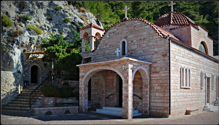 Η Ιερά Μονή Αγίου Παταπίου στο Λουτράκι όπου φυλάσσεται η Τιμία Κάρα της Αγίας Υπομονής