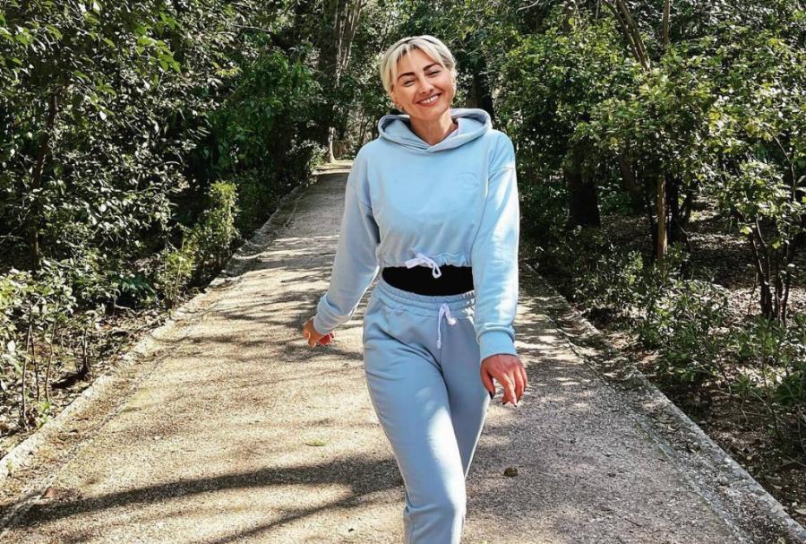 Ρεγγίνα Μακέδου: Ξύρισε τα μαλλιά της, πάει για εγχείρηση και στέλνει το πιο ηχηρό μήνυμα