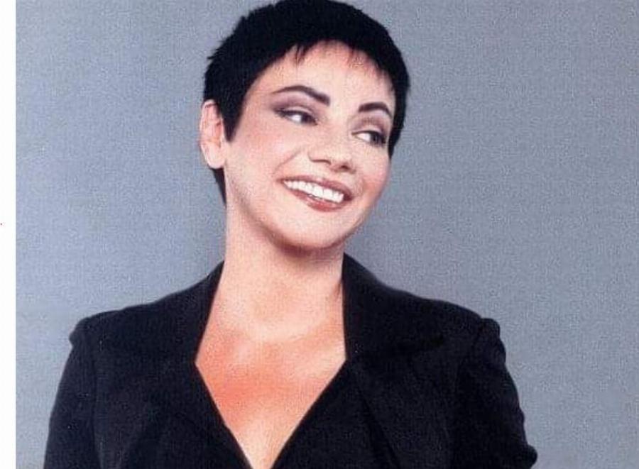 Μαλβίνα Κάραλη: Οι 2 γάμοι, τα 3 παιδιά, οι ατάκες που έγραψαν ιστορία, η καριέρα στην τηλεόραση και ο ξαφνικός θάνατος στα 50