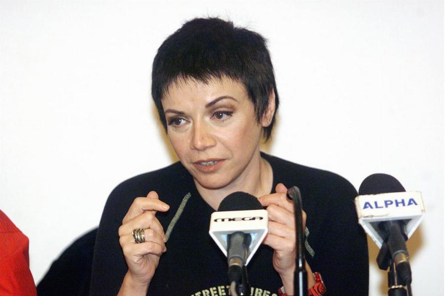 Μαλβίνα Κάραλη: Οι 2 γάμοι, τα 3 παιδιά, οι ατάκες που έγραψαν ιστορία, η καριέρα στην τηλεόραση και ο ξαφνικός θάνατος στα 50