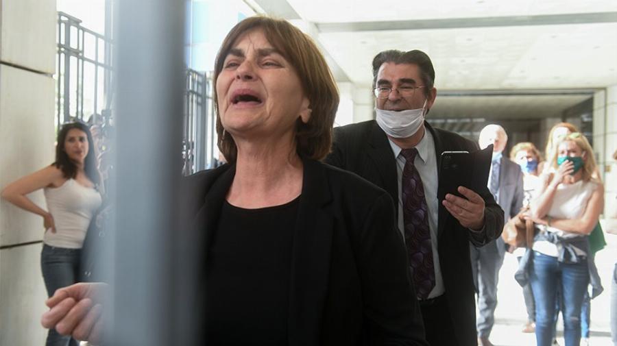 «Ούτε που την νεκροφίλησα. Προσκύνησα ένα κλειστό λευκό φέρετρο»: Συντετριμμένη η μητέρα της Ελένης Τοπαλούδη
