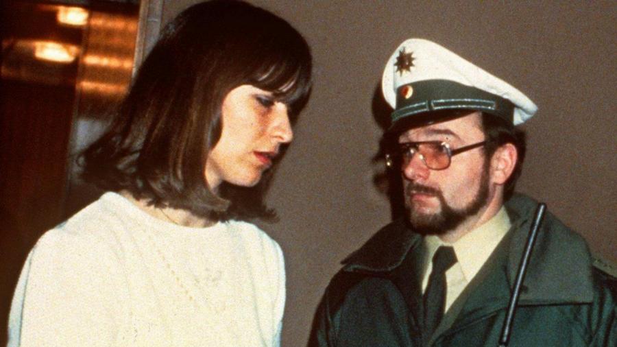 Μπήκε στο δικαστήριο και «γάζωσε» με 8 σφαίρες τον βιαστή και δολοφόνο της κόρης της: Η εκδίκηση της μάνας