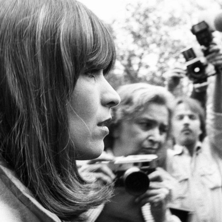 Μπήκε στο δικαστήριο και «γάζωσε» με 8 σφαίρες τον βιαστή και δολοφόνο της κόρης της: Η εκδίκηση της μάνας