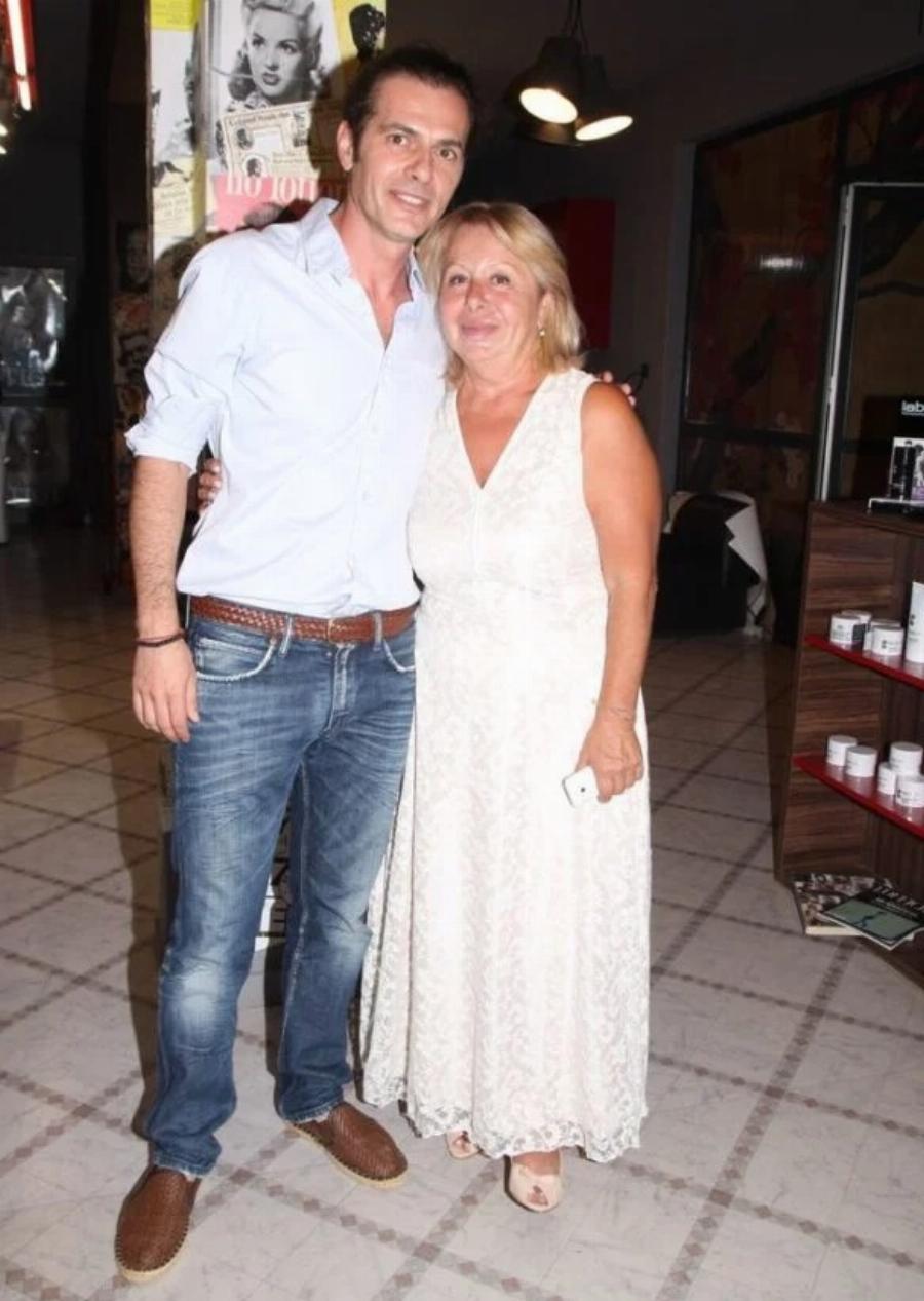 Μάριος Αθανασίου: Ο ηθοποιός που ξεκίνησε ως κομμωτής, τα 3 παιδιά, η άρνησή του να παντρευτεί και η επιχείρηση με τη μαμά του