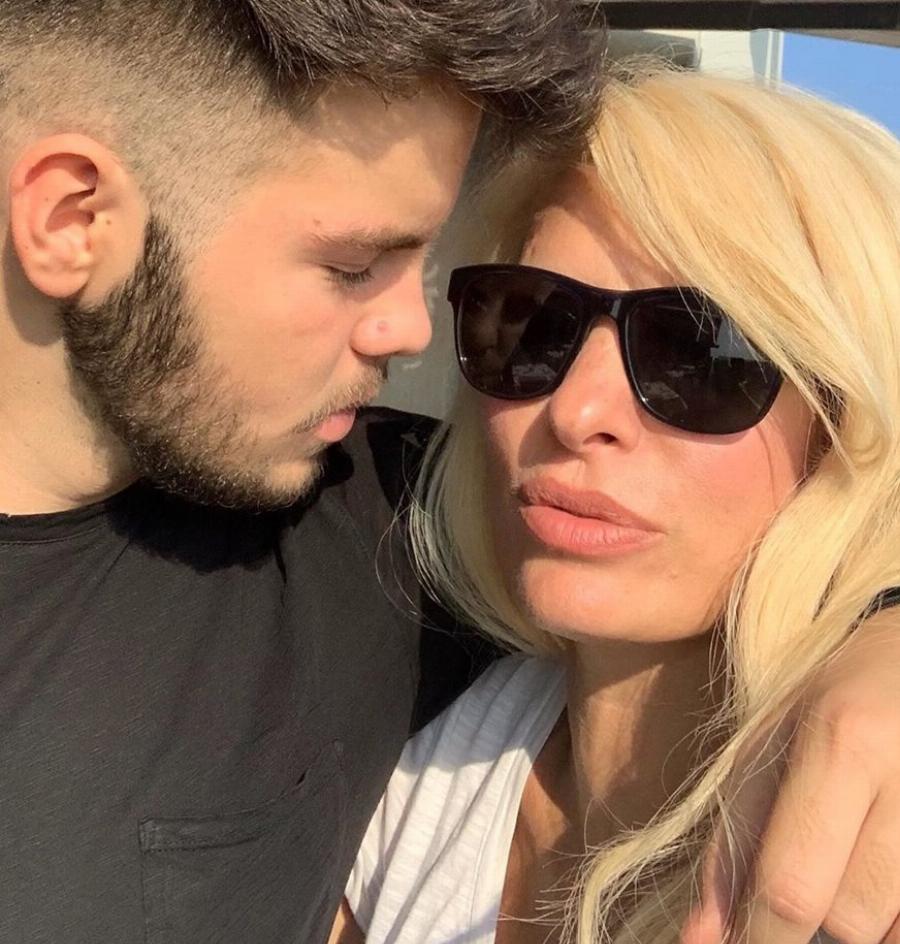 «Σε αγαπώ»: Ο γιος της Ελένης Μενεγάκη , Άγγελος Λάτσιος την επισκέφτηκε στην εκπομπή της