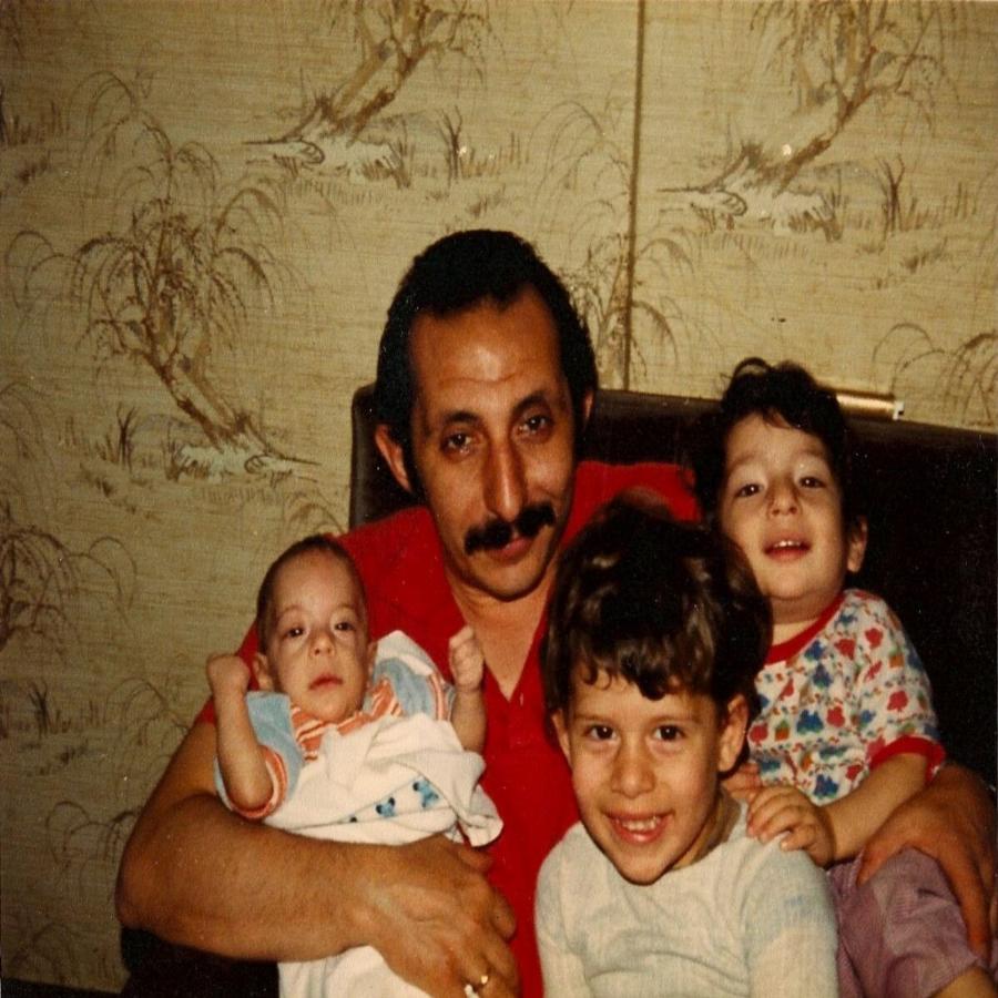 Μιχάλης Γιαννάτος: Η περιοδεία με τον Θανάση Βέγγο, η καριέρα στο Χόλιγουντ, η όμορφη οικογένεια και το άδοξο τέλος το 2013