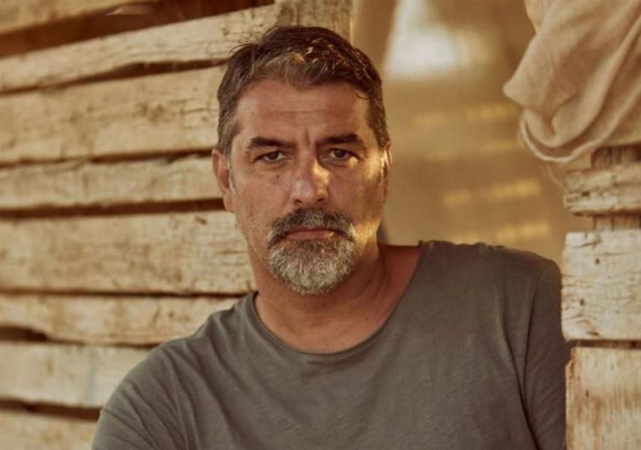 Βασίλης Μπισμπίκης: Η σχέση με τη Δέσποινα Βανδή, οι σπουδές, οι δουλειές που έκανε πριν γίνει ηθοποιός και η μεγάλη επαγγελματική επιτυχία