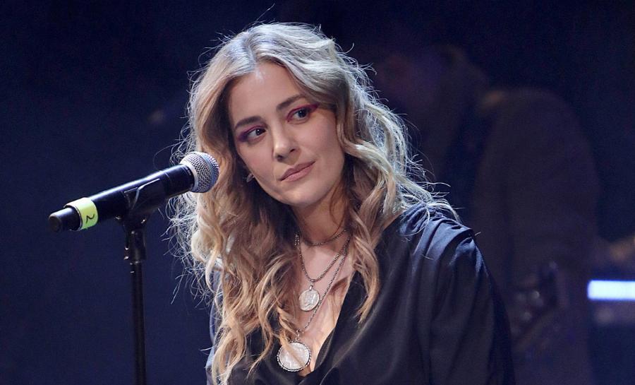 Νατάσα Μποφίλιου: Οι κρυφές συνήθειες, οι «2 πατεράδες και 2 μανάδες», η γνωριμία με τον σύζυγό της και ο γάμος στην Ταράτσα