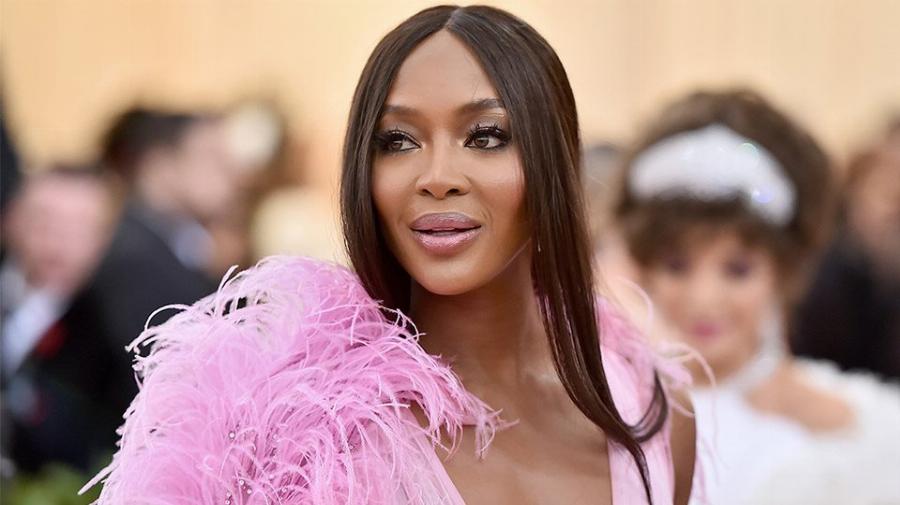 Ναόμι Κάμπελ: «Δεν είναι υιοθετημένη, είναι δικό μου παιδί!» – Ποζάρει σε ηλικία 51 ετών με το παιδί της