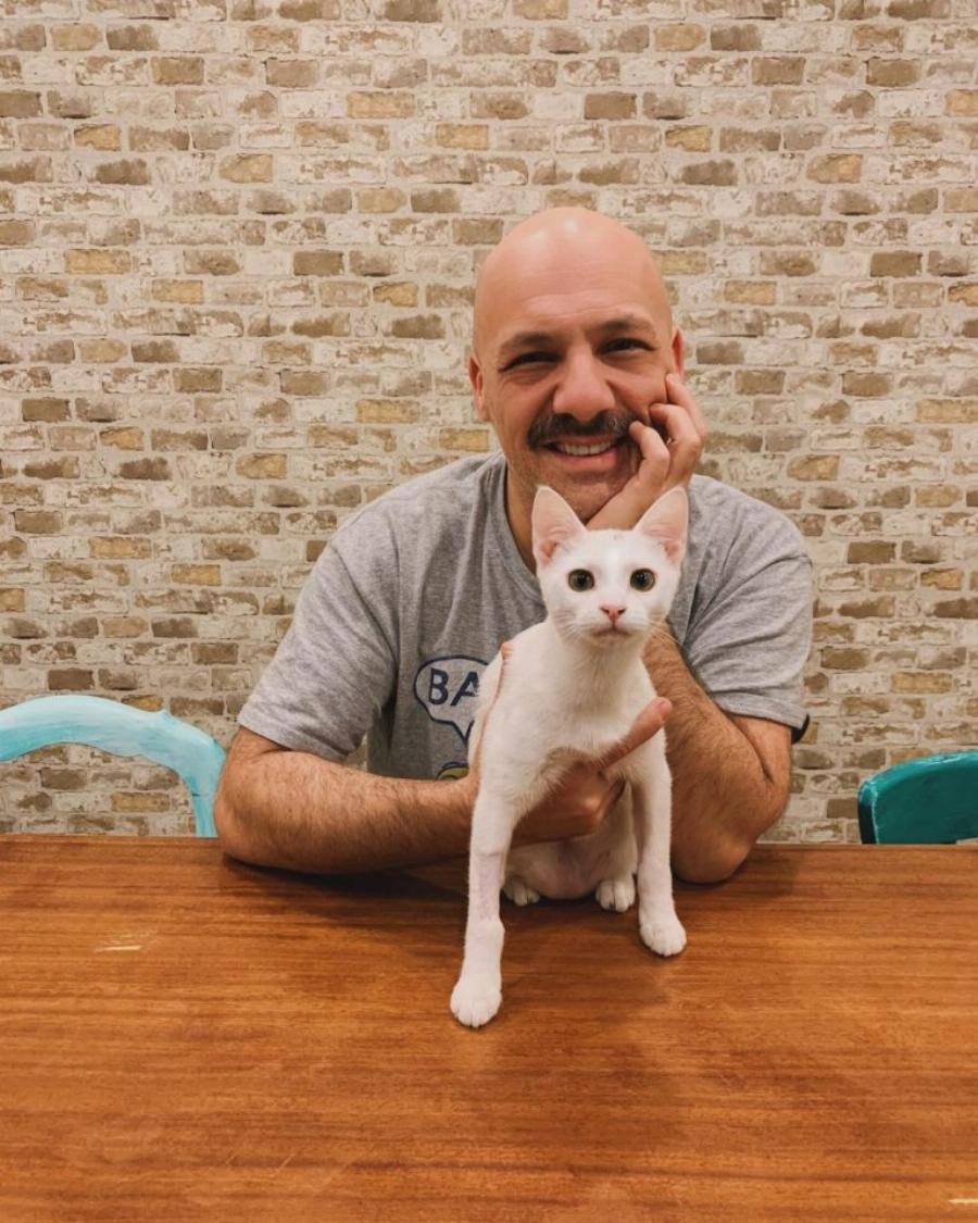 Νίκος Μουτσινάς: Η μετακόμιση στο Χαλάνδρι, η όμορφη θέα από το μπαλκόνι και η τεράστια πράσινη βιβλιοθήκη