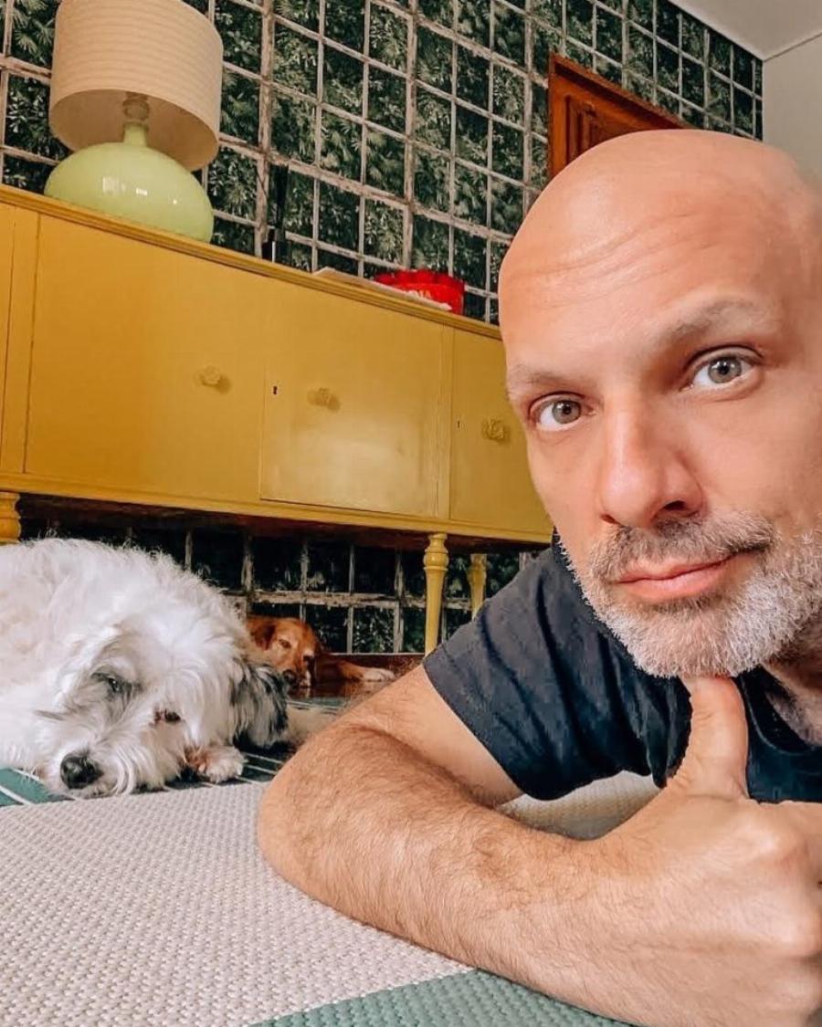 Νίκος Μουτσινάς: Η μετακόμιση στο Χαλάνδρι, η όμορφη θέα από το μπαλκόνι και η τεράστια πράσινη βιβλιοθήκη