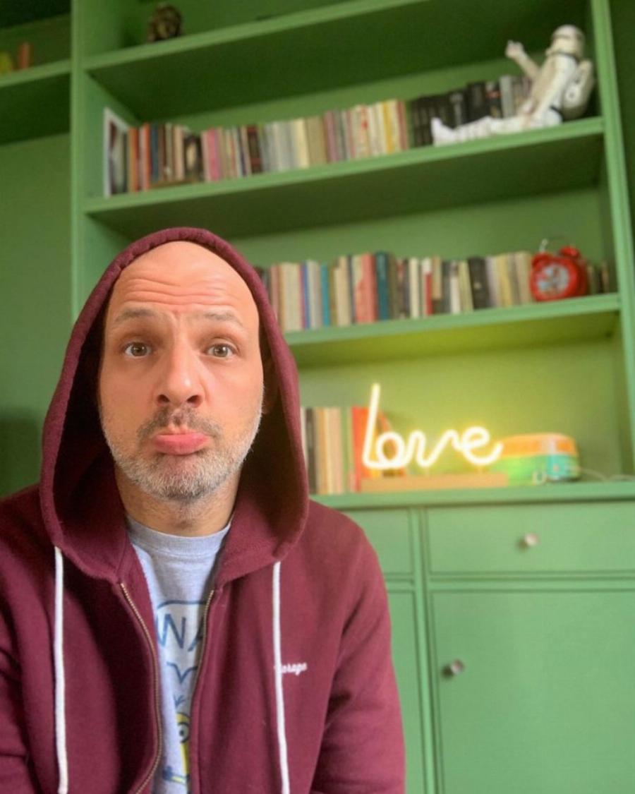 Νίκος Μουτσινάς: Η μετακόμιση στο Χαλάνδρι, η όμορφη θέα από το μπαλκόνι και η τεράστια πράσινη βιβλιοθήκη