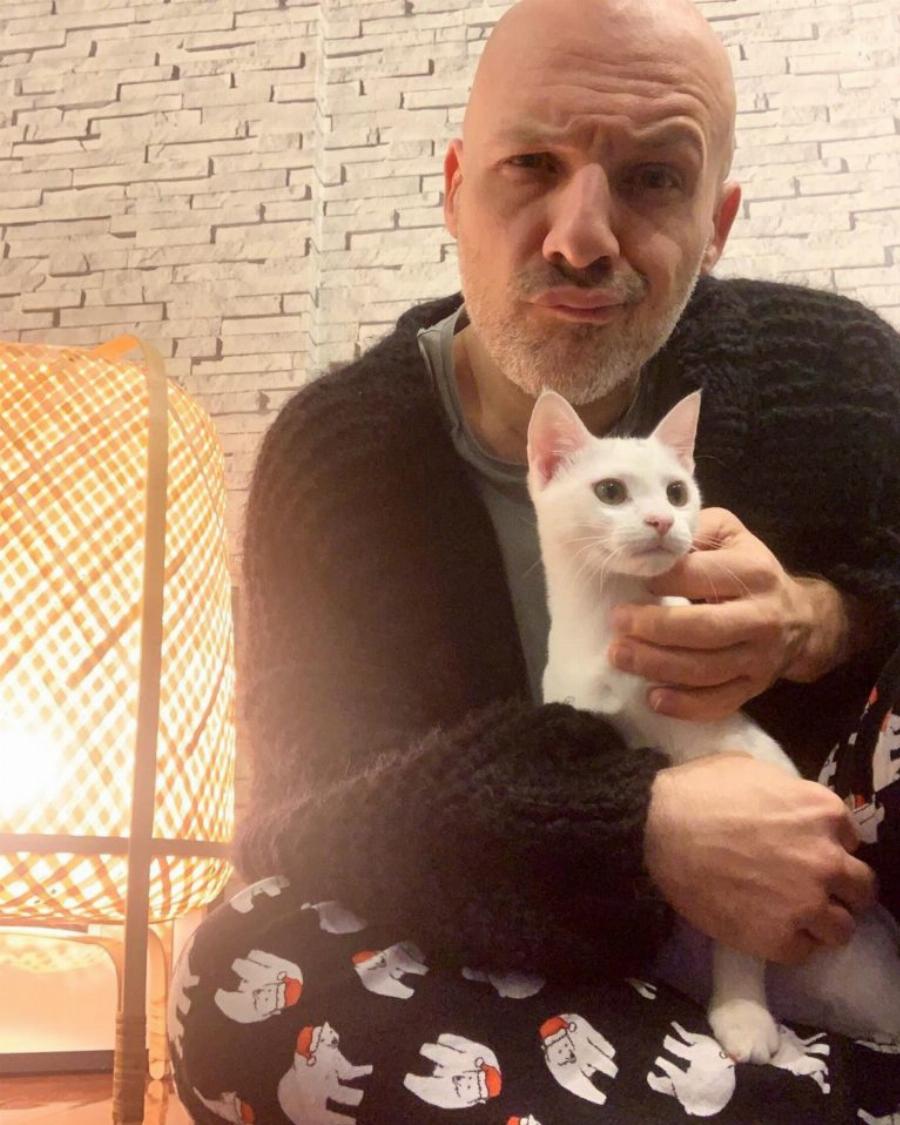 Νίκος Μουτσινάς: Η μετακόμιση στο Χαλάνδρι, η όμορφη θέα από το μπαλκόνι και η τεράστια πράσινη βιβλιοθήκη