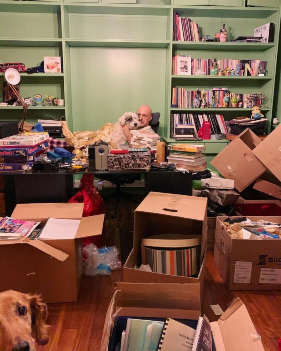 Νίκος Μουτσινάς: Η μετακόμιση στο Χαλάνδρι, η όμορφη θέα από το μπαλκόνι και η τεράστια πράσινη βιβλιοθήκη