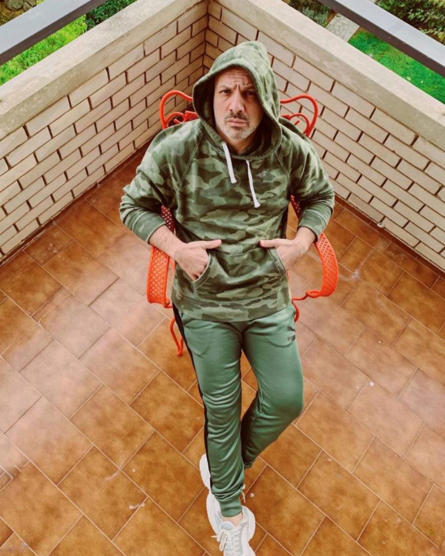 Νίκος Μουτσινάς: Η μετακόμιση στο Χαλάνδρι, η όμορφη θέα από το μπαλκόνι και η τεράστια πράσινη βιβλιοθήκη