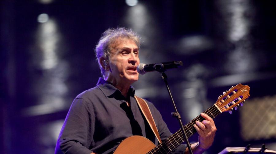 Γιώργος Νταλάρας: Η δουλειά που έπιασε από 7 ετών, το πραγματικό όνομα, η επεισοδιακή γνωριμία με τη γυναίκα του και ο ρόλος του παππού