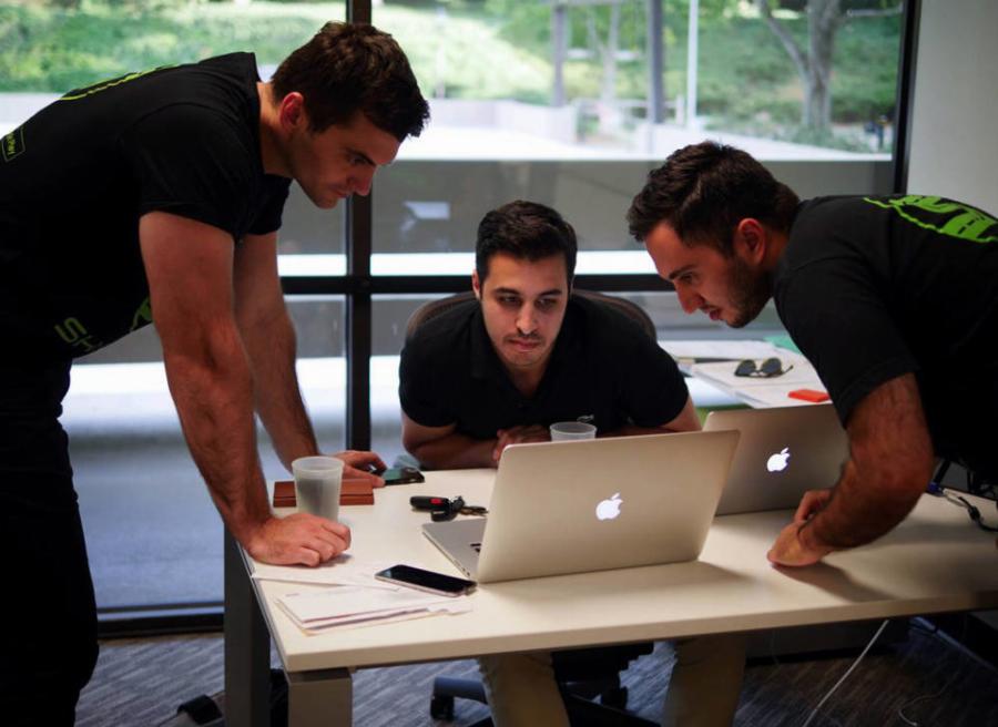 Αληθινή Ιστορία: Ο άστεγος πρόσφυγας από την Αλβανία, που άλλαξε τη ζωή του με μία εφαρμογή των 600€ και σήμερα είναι εκατομμυριούχος